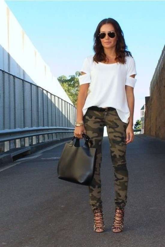 Look com calça camuflada para mulher.