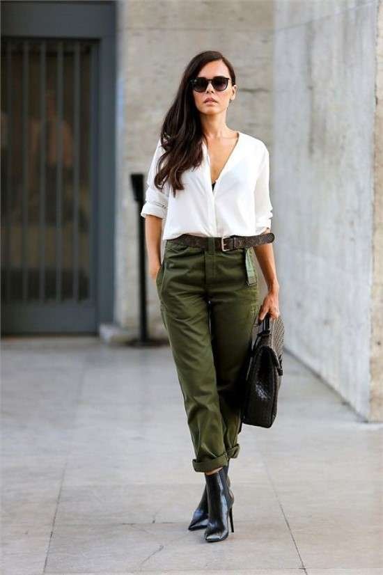 Look com calça verde militar.
