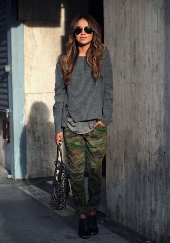 Look calça camuflada com cinza.