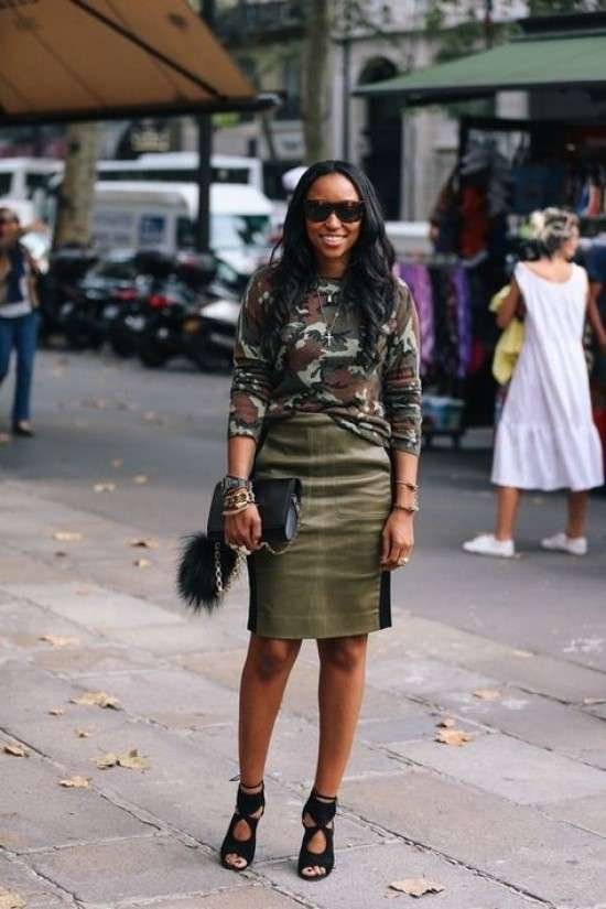 Estilo militar look com camiseta camuflada e saia.