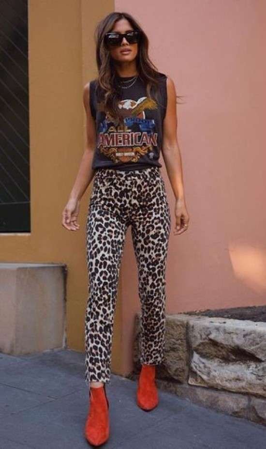 Estilo roqueira com calça de oncinha.