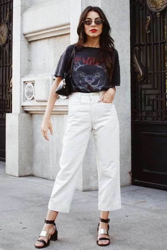 Look com pantacourt e salto em bloco.