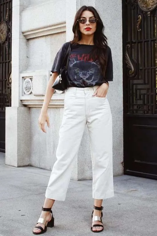 Look com pantacourt e salto em bloco.