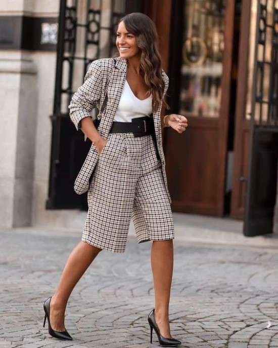 Look pantacourt com scarpin.