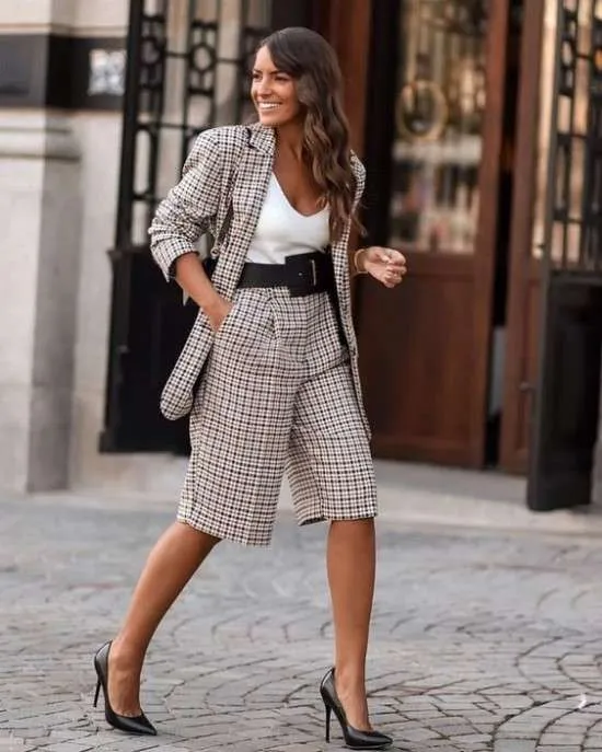 Look pantacourt com scarpin.