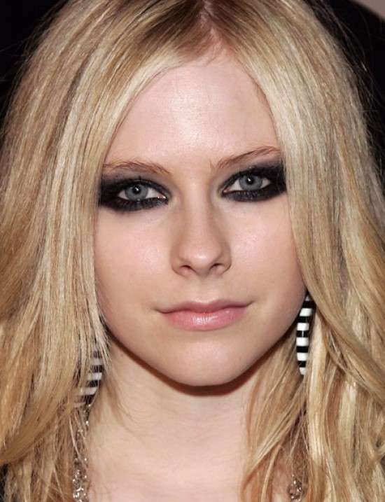 Makeup estilo roqueira.