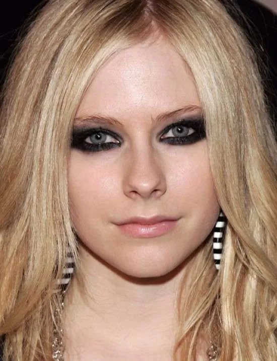 Makeup estilo roqueira.