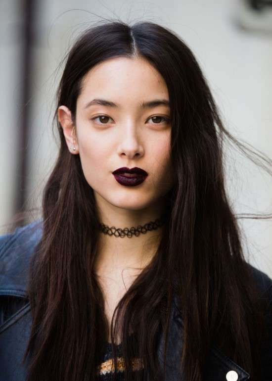 Maquiagem estilo rocker batom escuro.