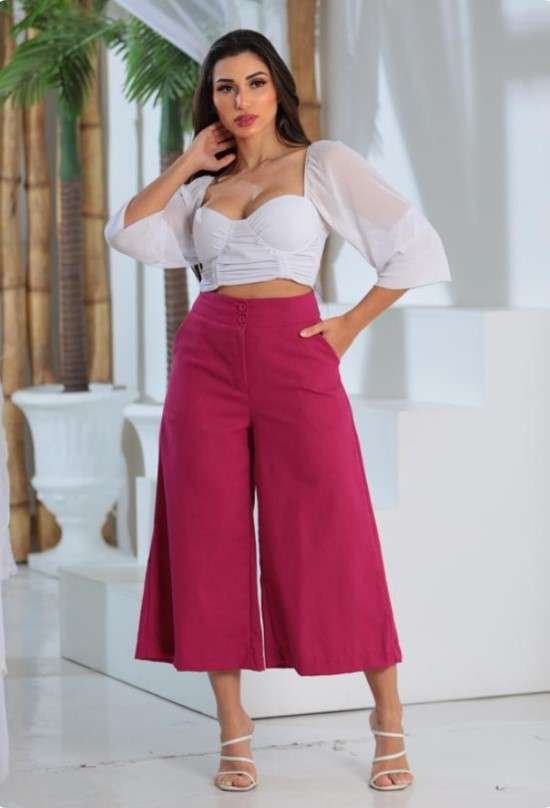 Look com calça pantacourt em linho.