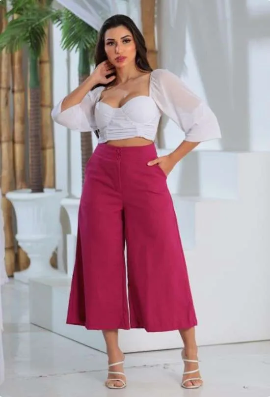 Look com calça pantacourt em linho.
