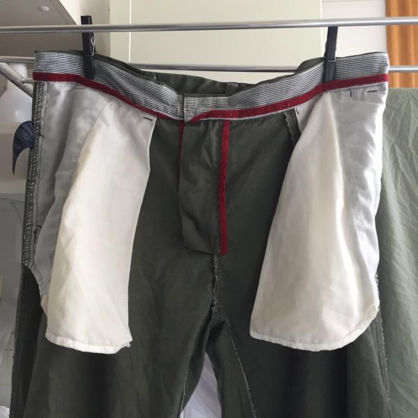 Como pendurar roupas no varal.