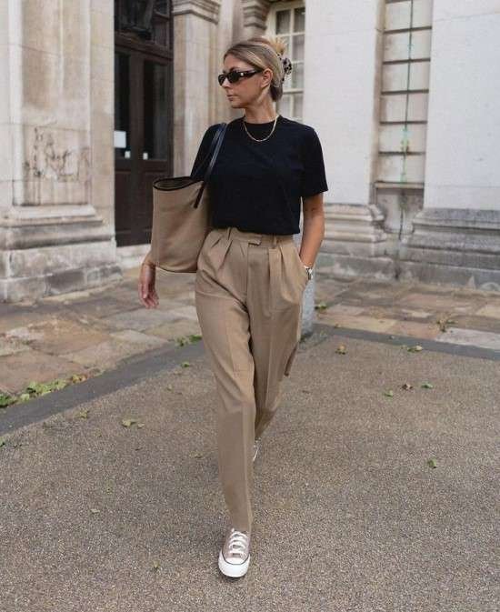 Look com camiseta e maxi bolsa.