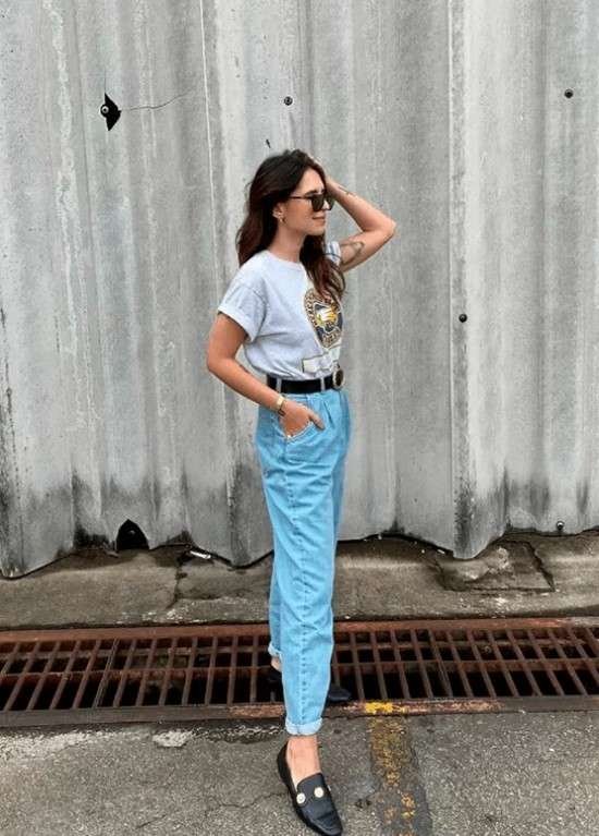 Look com camiseta e mocassim.
