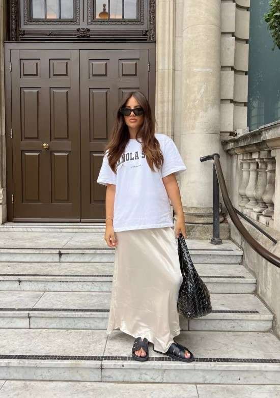 Look com camiseta e saia longa.