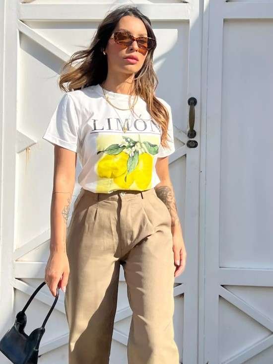 Look com t-shirt e óculos de sol.