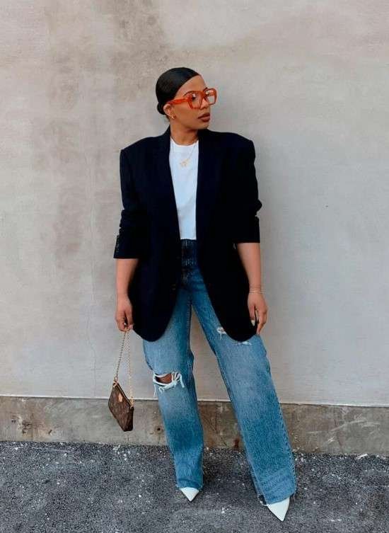 Look com camiseta e blazer.