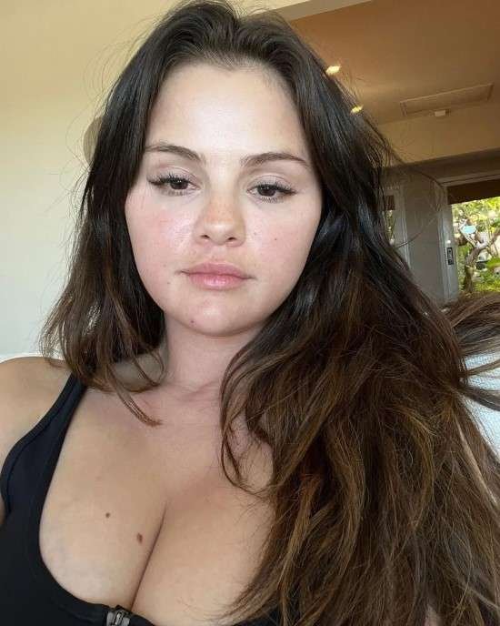 Selena Gomez sem maquiagem.