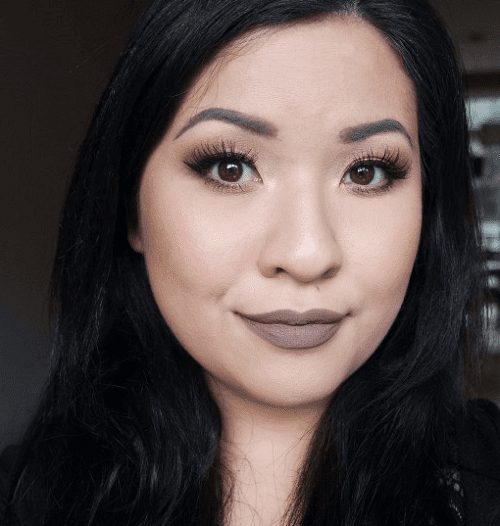 Maquiagem com batom cinza mulher oriental.