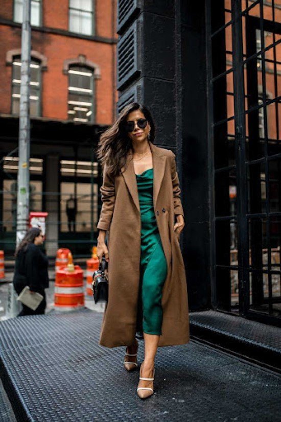 Look caramelo e verde.
