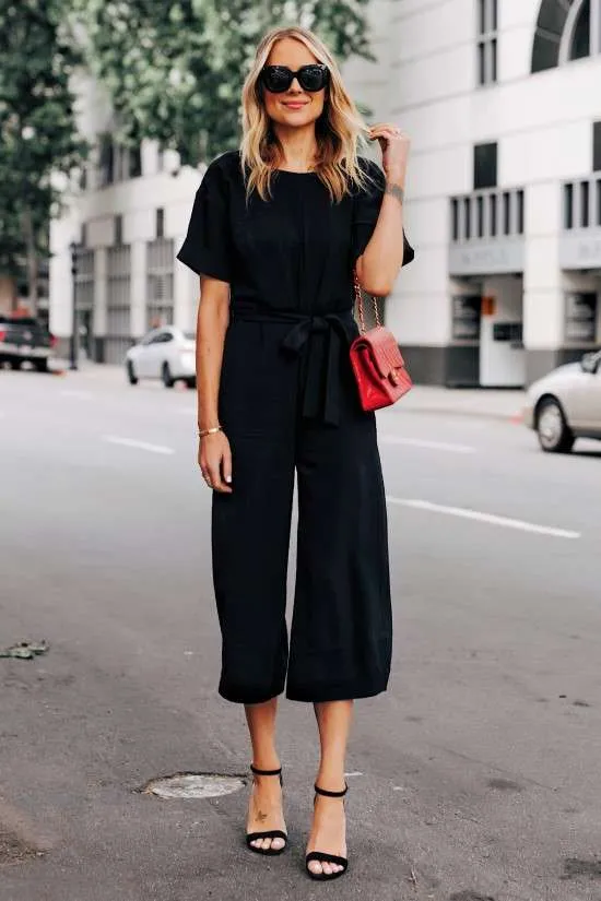 Look com macacão preto cropped ou pantacourt.