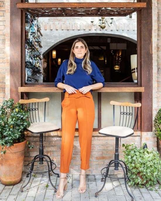 Look caramelo com azul.
