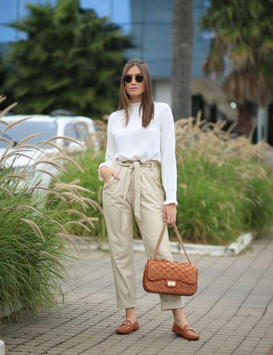 Look cor caramelo com branco e bege.