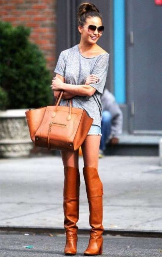 Look com cor caramelo e cinza.