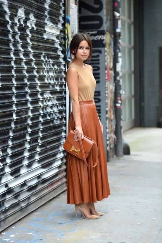 Cor caramelo roupas e acessórios.