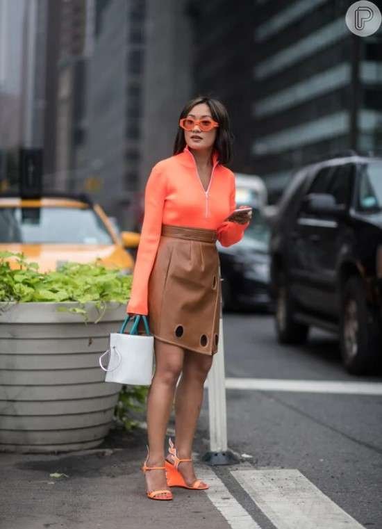 Look caramelo com laranja.