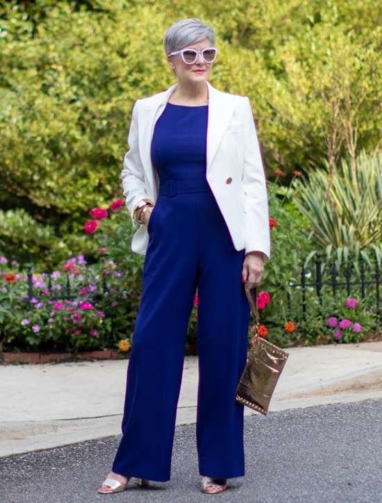 Look macacão com blazer.
