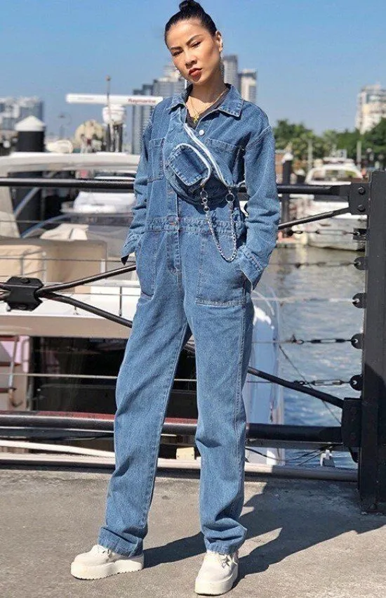 Jumpsuit jeans com tênis.