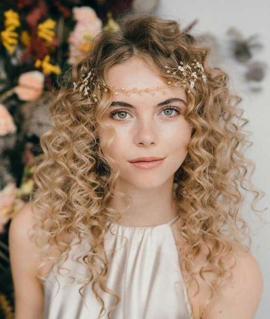 Penteado boho cabelo cacheado loiro.