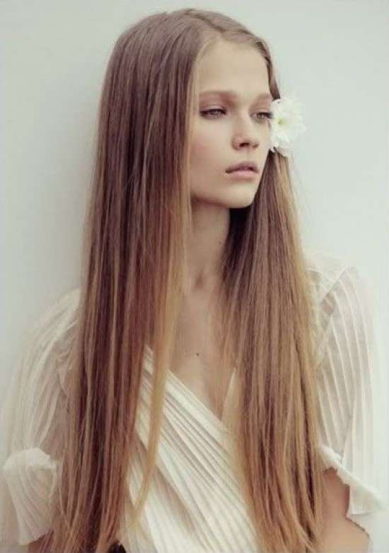 Penteado Boho cabelo liso com flor.
