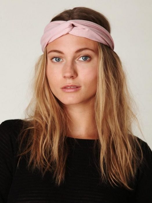 Cabelo podrinho com lenço como headband.