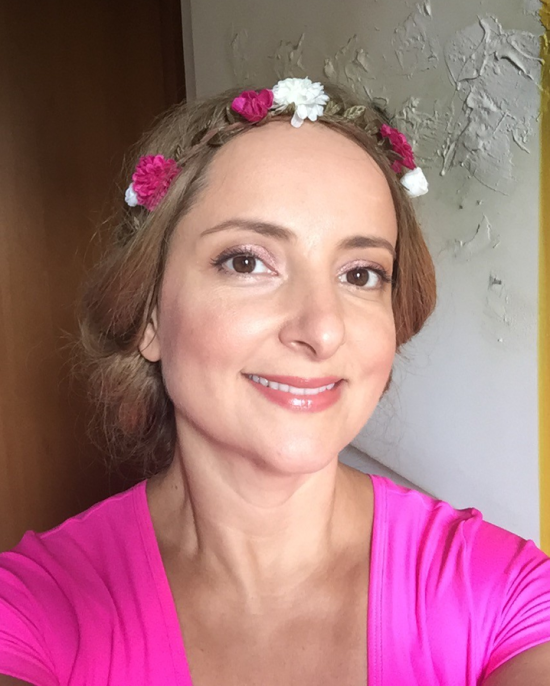 Penteado boho com tiara de flores.