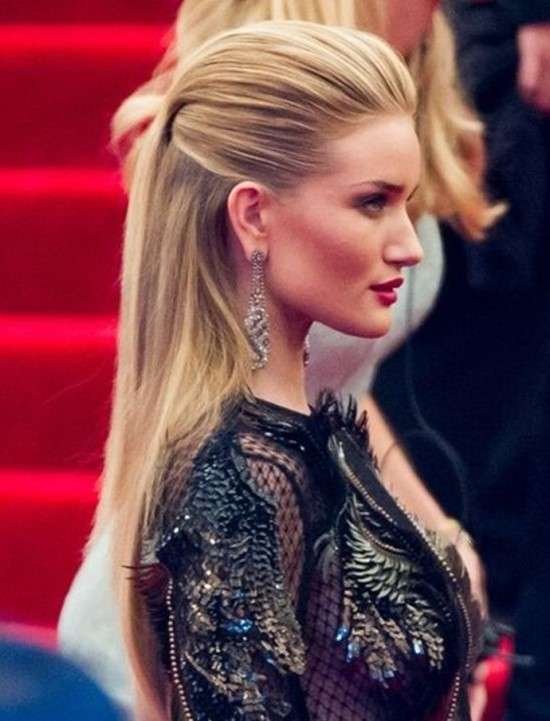 Cabelo penteado para trás mulher.