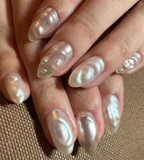 Mermaidcore unhas peroladas.