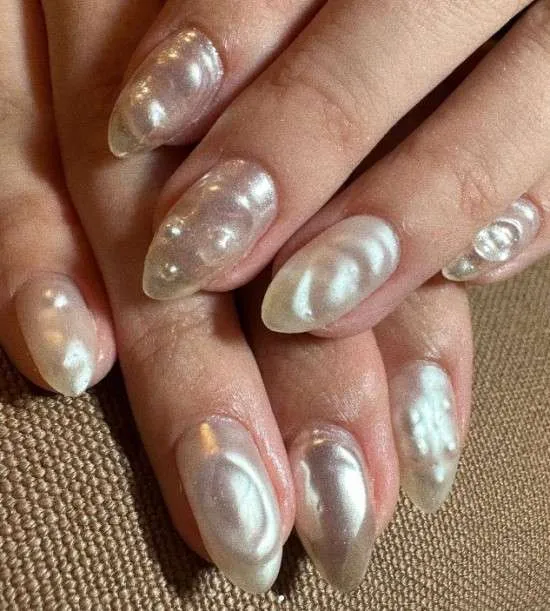 Mermaidcore unhas peroladas.