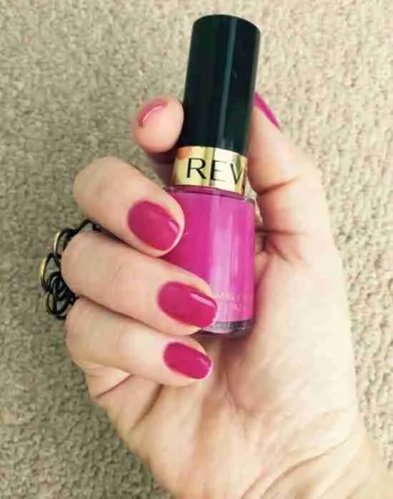Esmalte Magenta Plum Seduction Revlon.