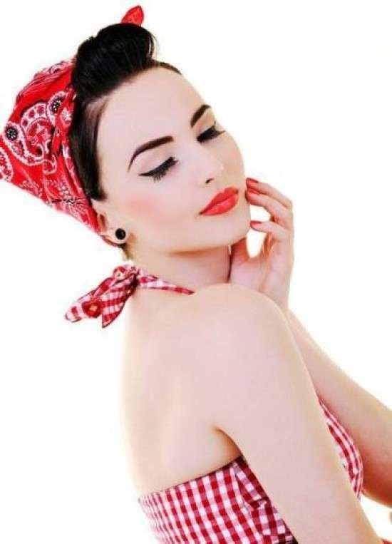 Lenço no cabelo pin up.