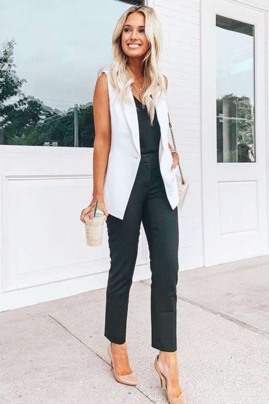 Look com maxi colete branco.