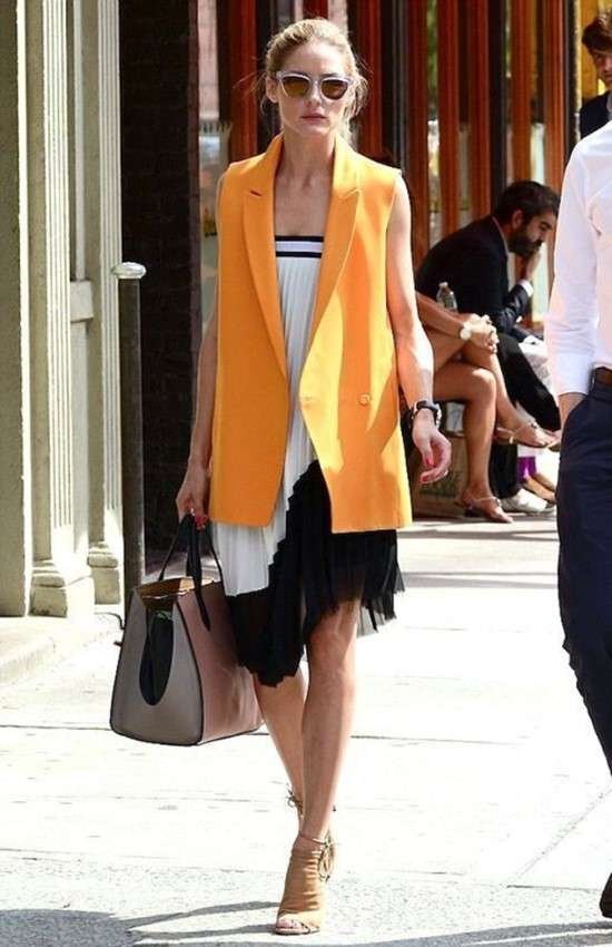 Look com maxi colete e vestido.