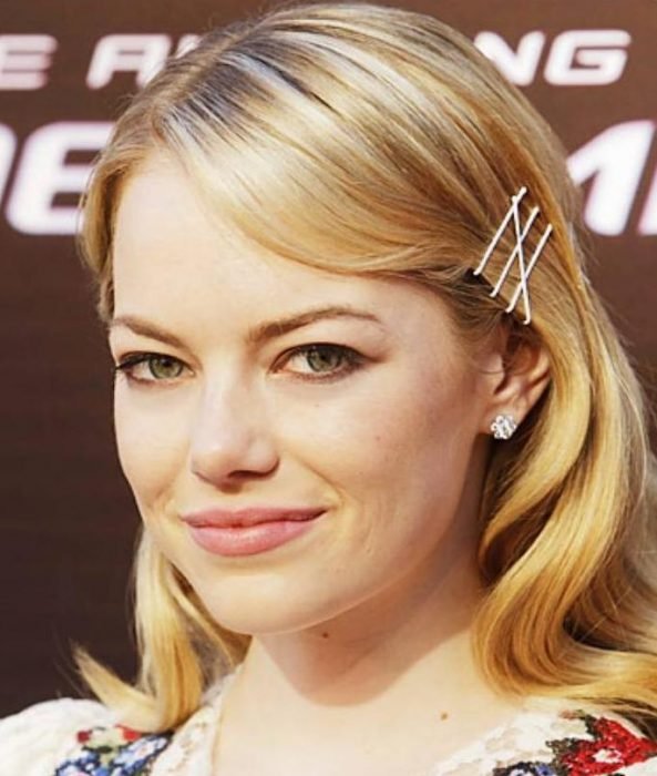 Penteado com grampos.