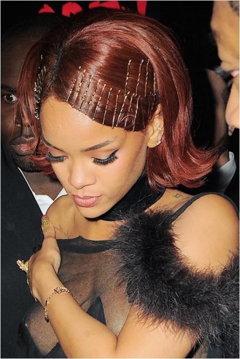 Penteado com grampos.