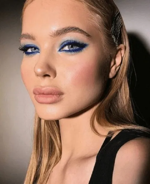 Maquiagem azul.