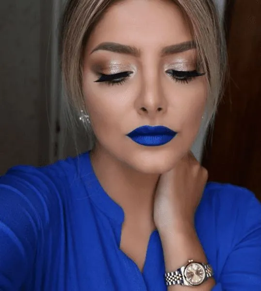 Maquiagem azul com rosa.