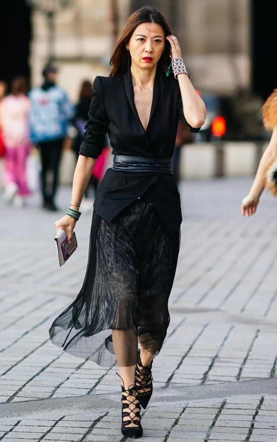 Saia no comprimento midi para mulheres baixinhas.