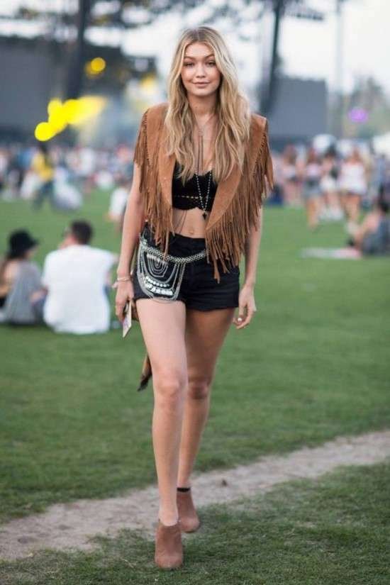 Look colete com franjas para festival.