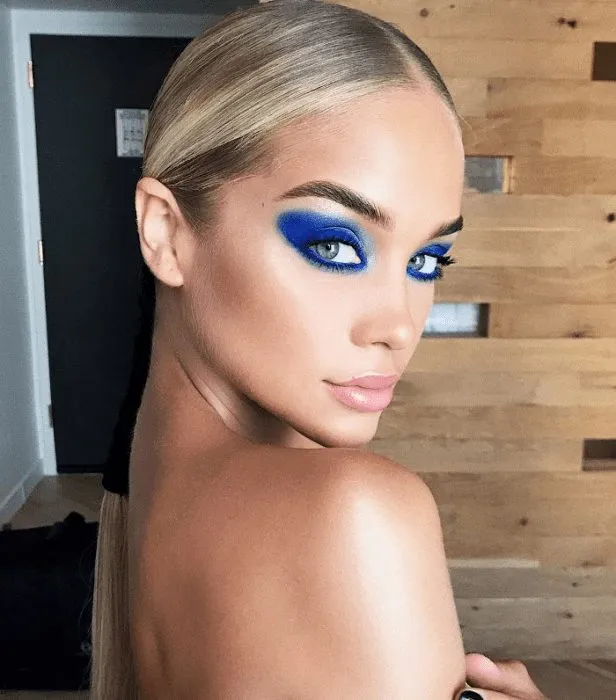 Look com sombra azul.