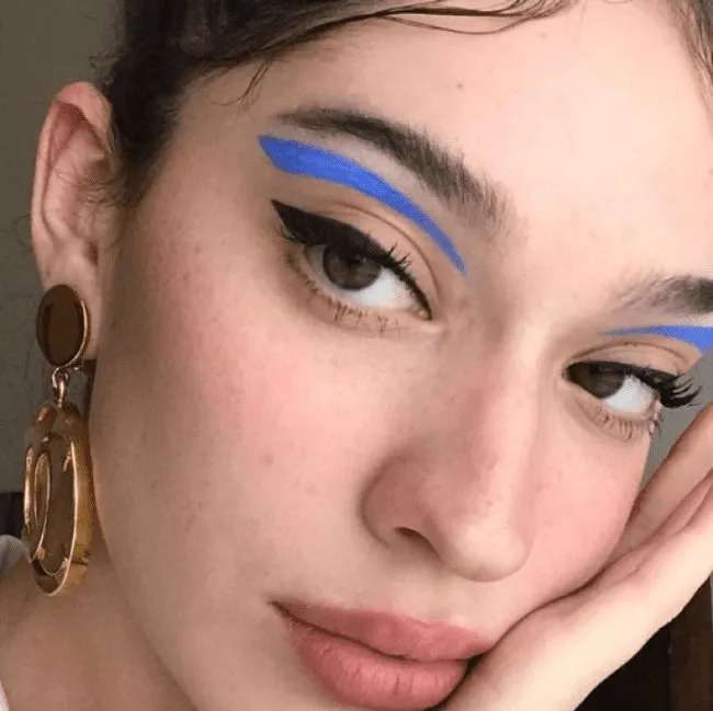 Maquiagem azul.